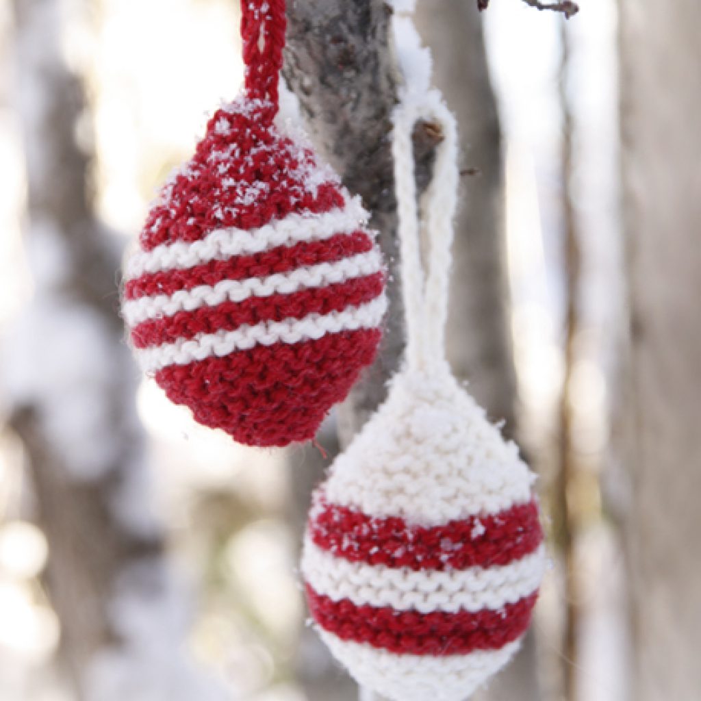 Twee verschillende kerstballen breien