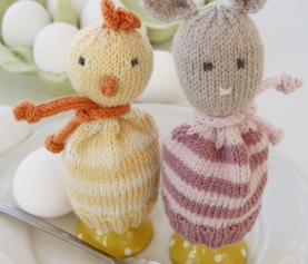 Eierwarmers breien van een kuiken en haasje