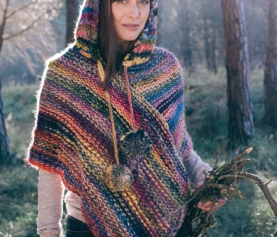 Poncho met capuchon en pompons breien